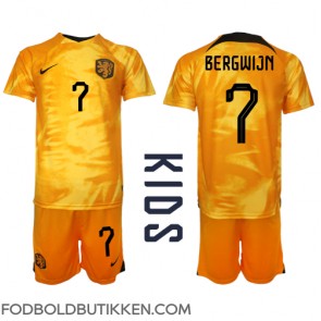 Holland Steven Bergwijn #7 Hjemmebanetrøje Børn VM 2022 Kortærmet (+ Korte bukser)